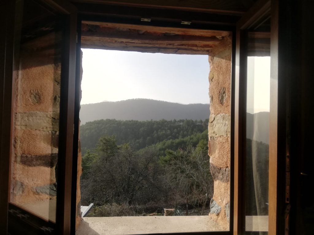La montagne des Miolans au Sud, depuis la fenêtre su studio.