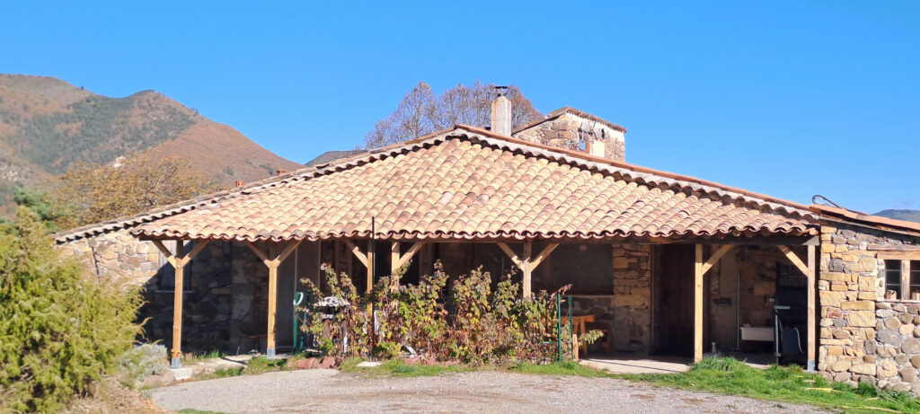 L'auvent que nous avons construit fin octobre 2025.