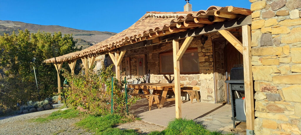 auvent grand gîte construit en octobre 2025.