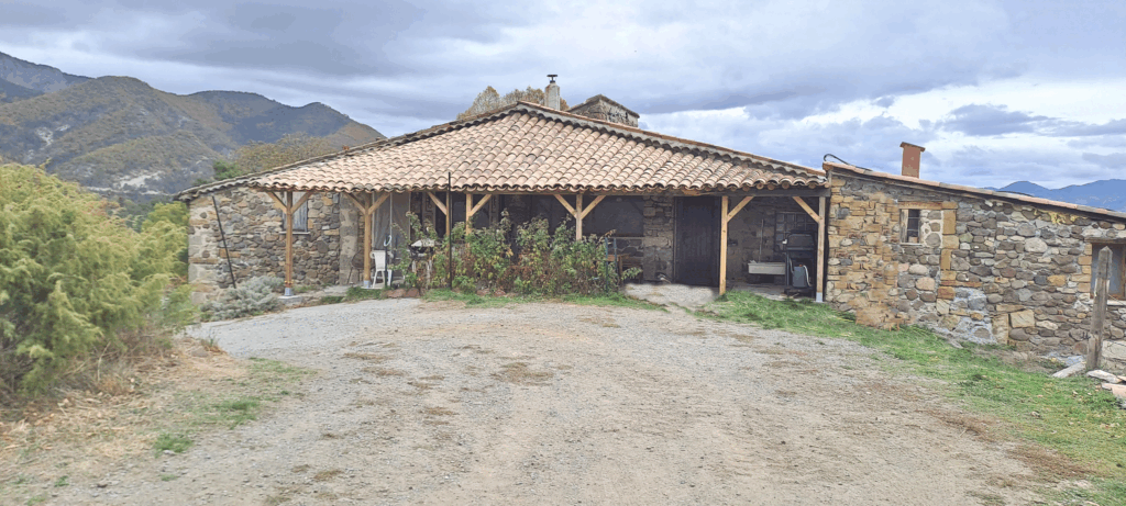 Nous avons créé cet auvent qui offre ombre et abri. Les repas sont agréables même en plein soleil.