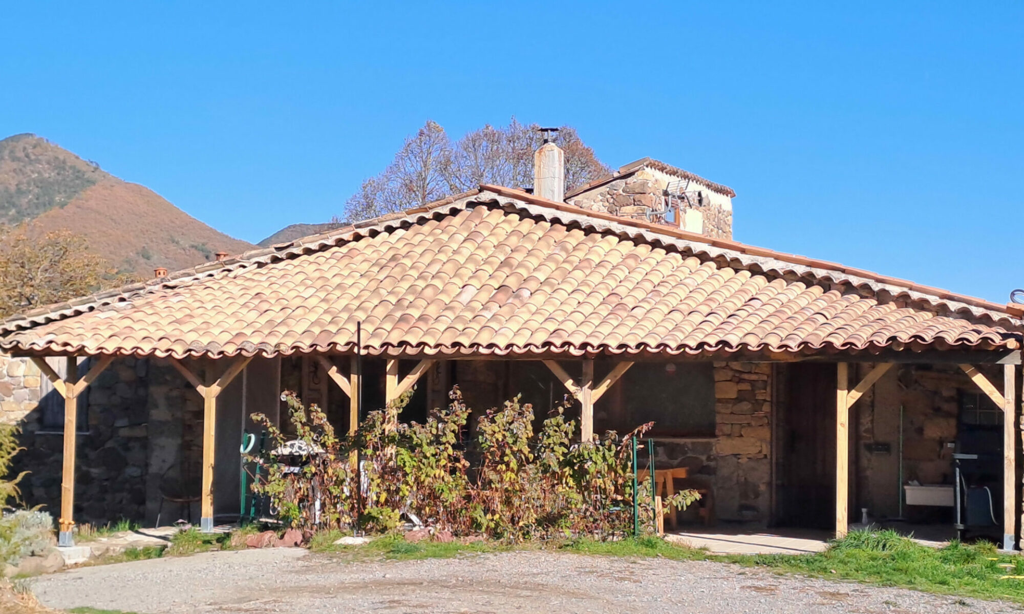 L'auvent que nous avons construit fin octobre 2025.