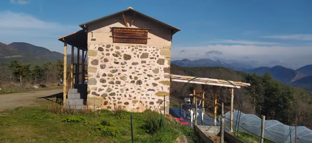 Après l'auvent Sud du studio nous avons fait un auvent sur l'entrée