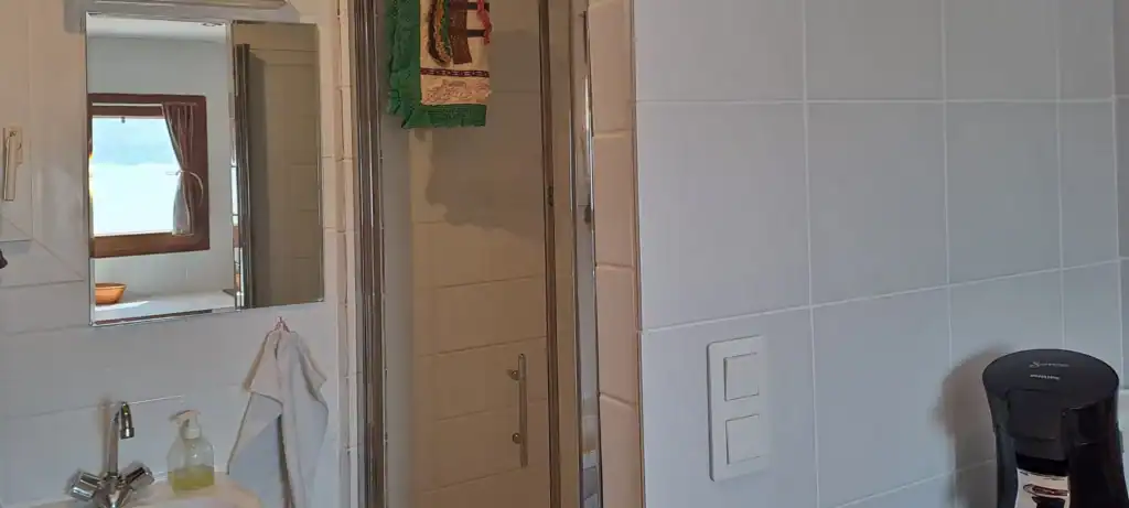Entrée de la douche du studio.