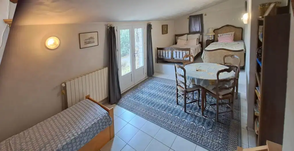 La salle de détente avec 3 lits, en tout 4 couchages.