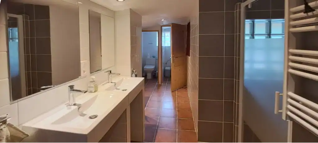 La salle d'eau principale du gîte 6 pièces : 2 douches, 3 lavabos, 2WC.
