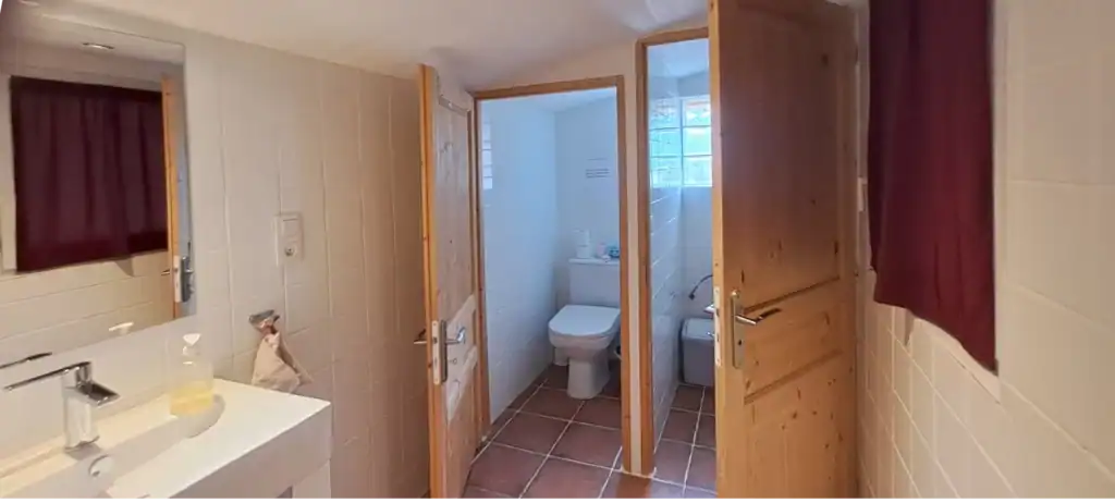 La salle d'eau principale du gîte 6 pièces : 2 douches, 3 lavabos, 2WC.