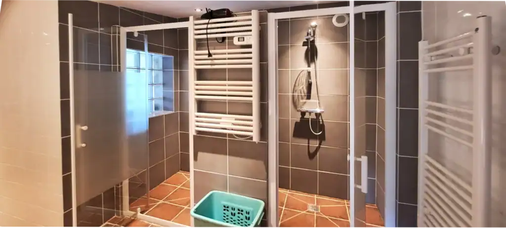 La salle d'eau principale du gîte 6 pièces : 2 douches, 3 lavabos, 2WC.