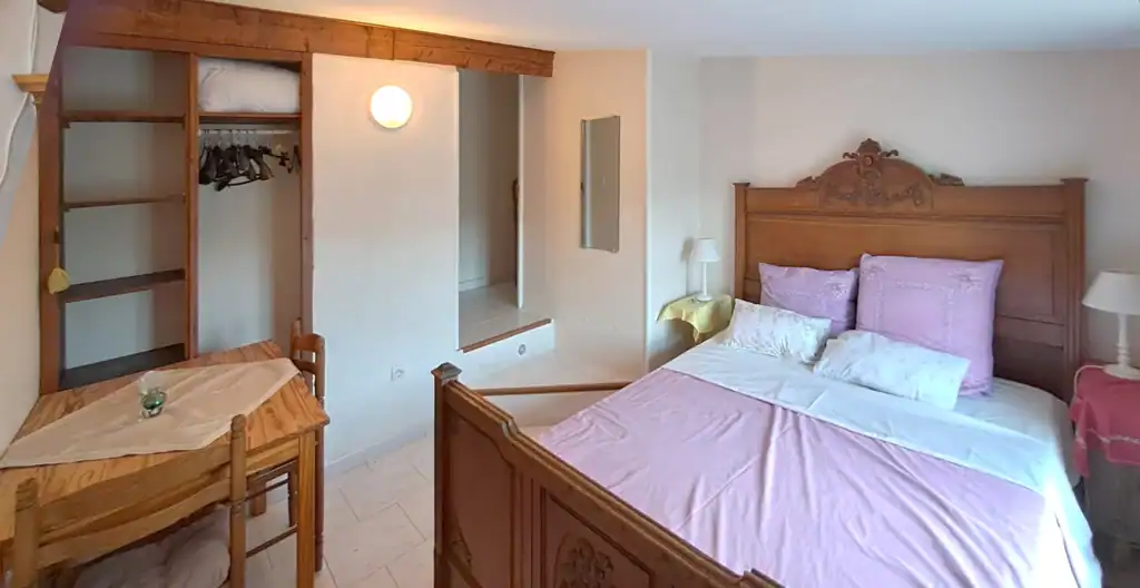Une des 3 chambres à lit double du gîte 6 pièces.