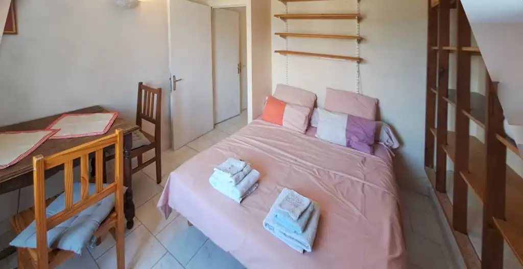 Une des 3 chambres à lit double du gîte 6 pièces.