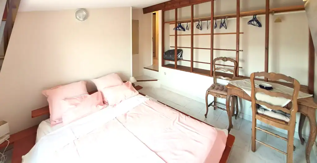 Une des 3 chambres à lit double du gîte 6 pièces.