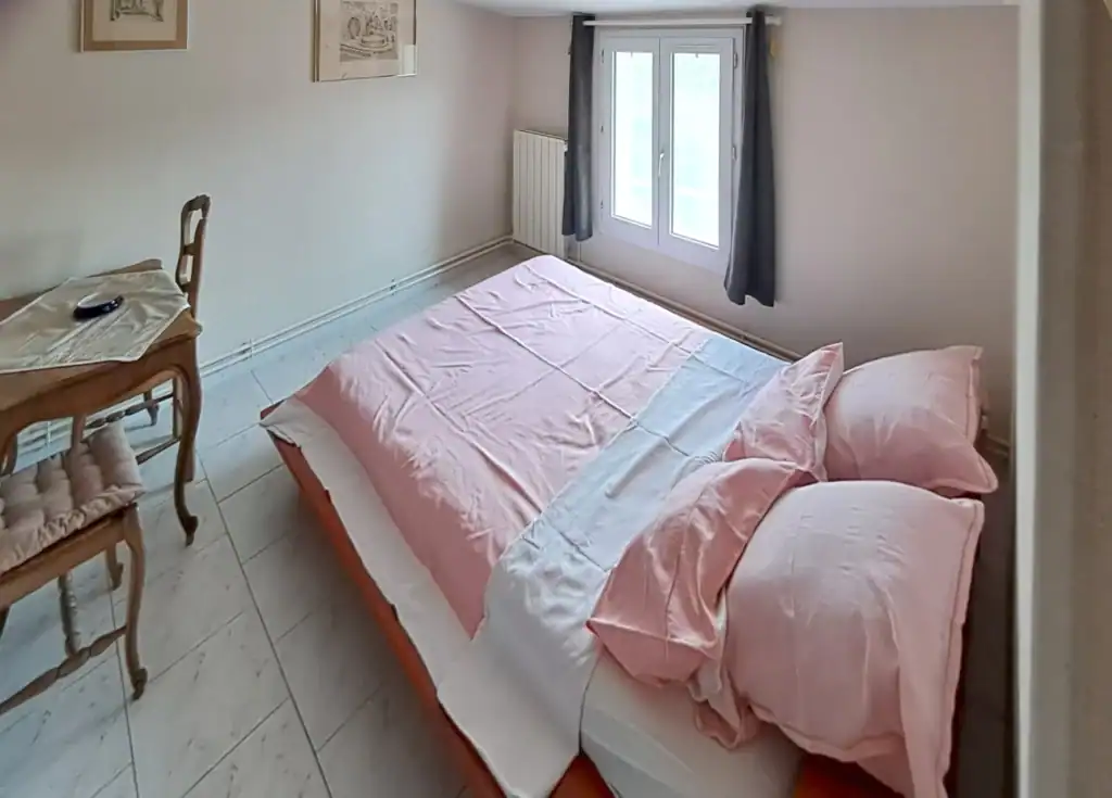 Une des 3 chambres à lit double du gîte 6 pièces.
