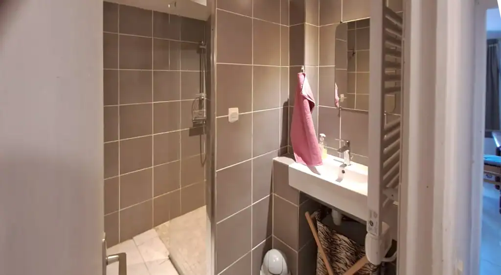 Une des 3 douches du gîte 6 pièces et un des 5 lavabos.