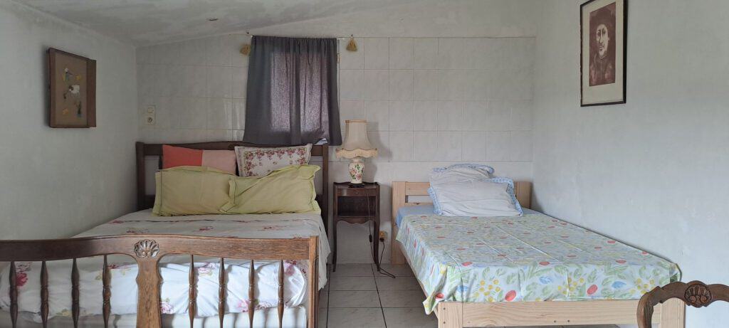 Nouveau lit une personne largeur 110 cm dans la grande chambre.