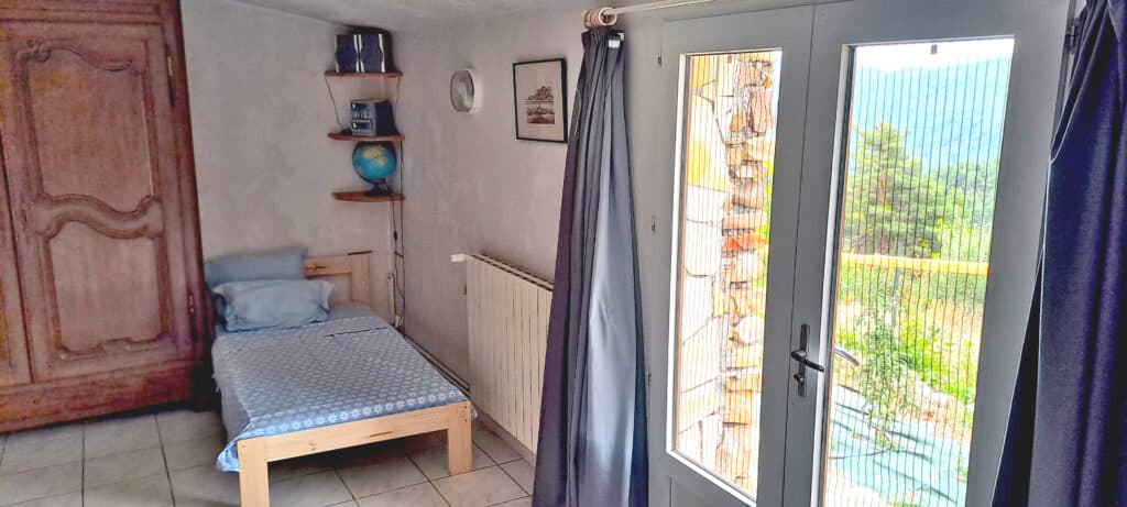 Nouveau lit une personne dans la grande chambre.